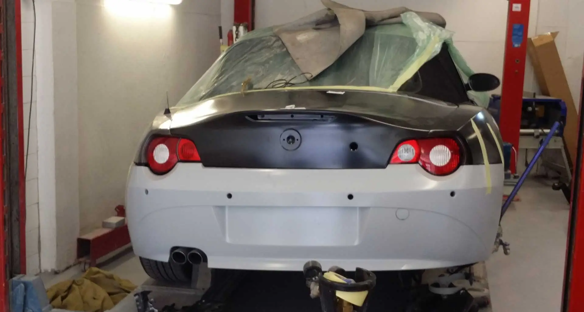BMW Z4 tijdens schadeherstel in de spuitcabine van Danny Autoschade