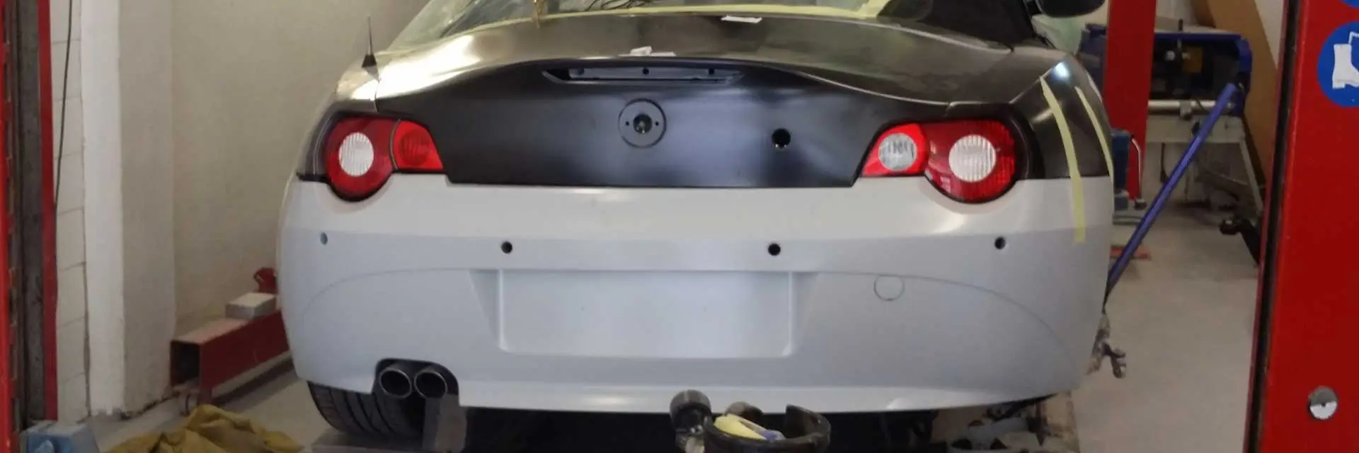 BMW Z4 in de spuitcabine tijdens schadeherstel bij Danny Autoschade