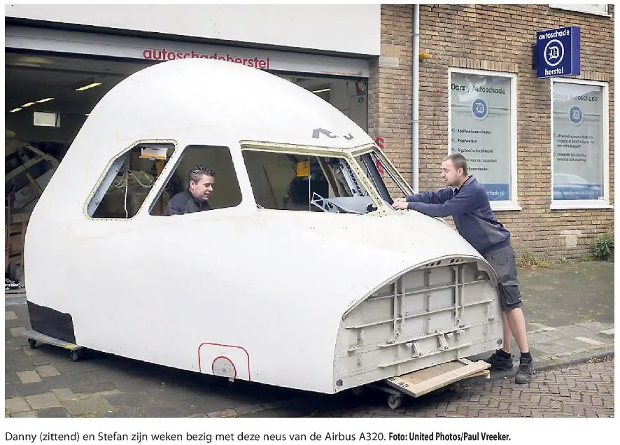 Danny en Stefan werken aan de neus van een Airbus A320 voor de werkplaats van Danny Autoschade