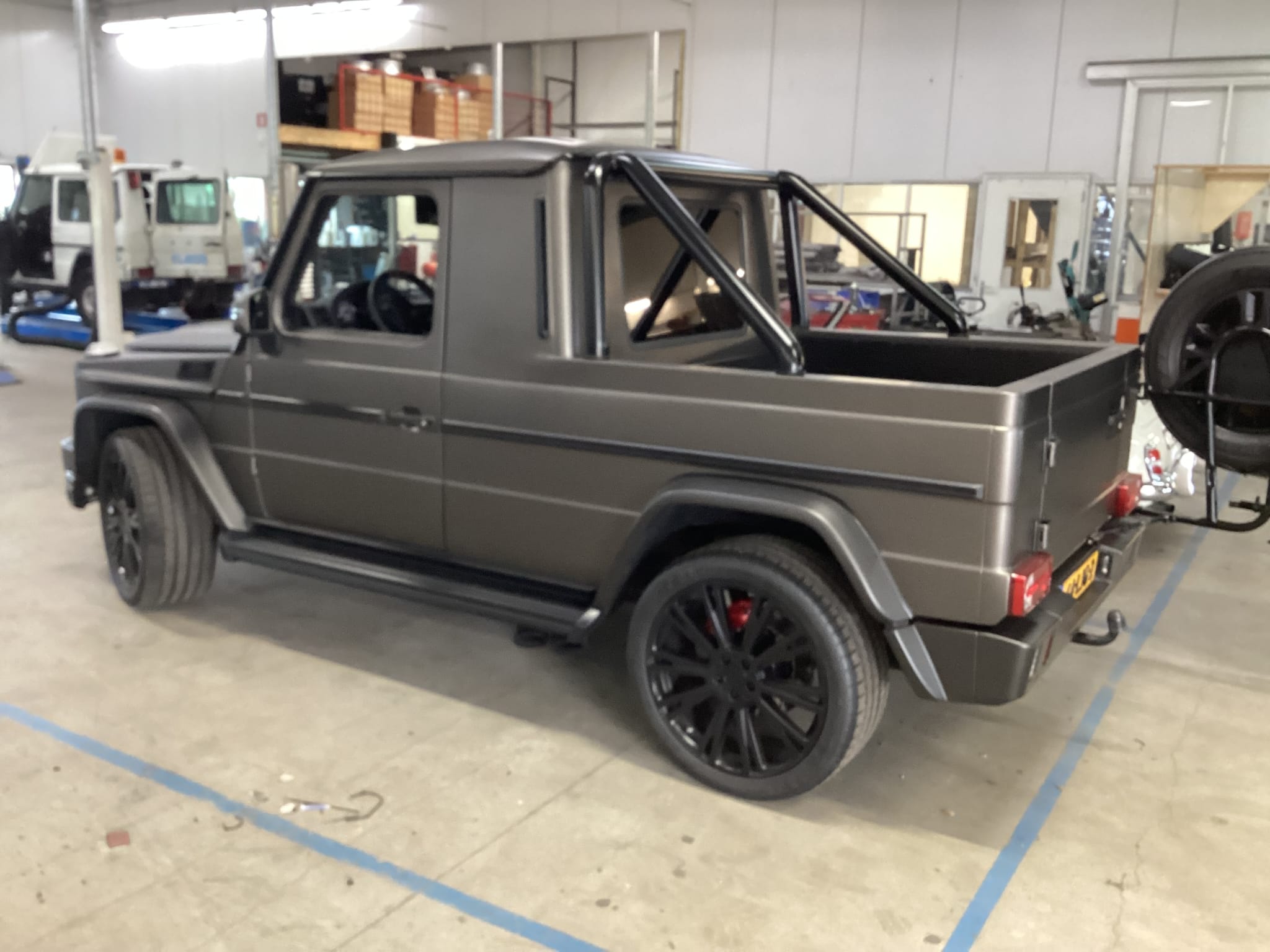 Mat grijze Mercedes G-klasse pick-up in de werkplaats van Danny Autoschade