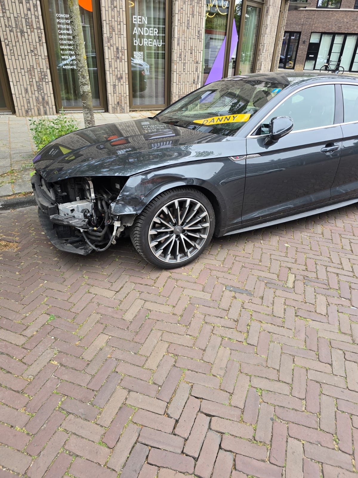 Audi A5 met frontschade voor reparatie