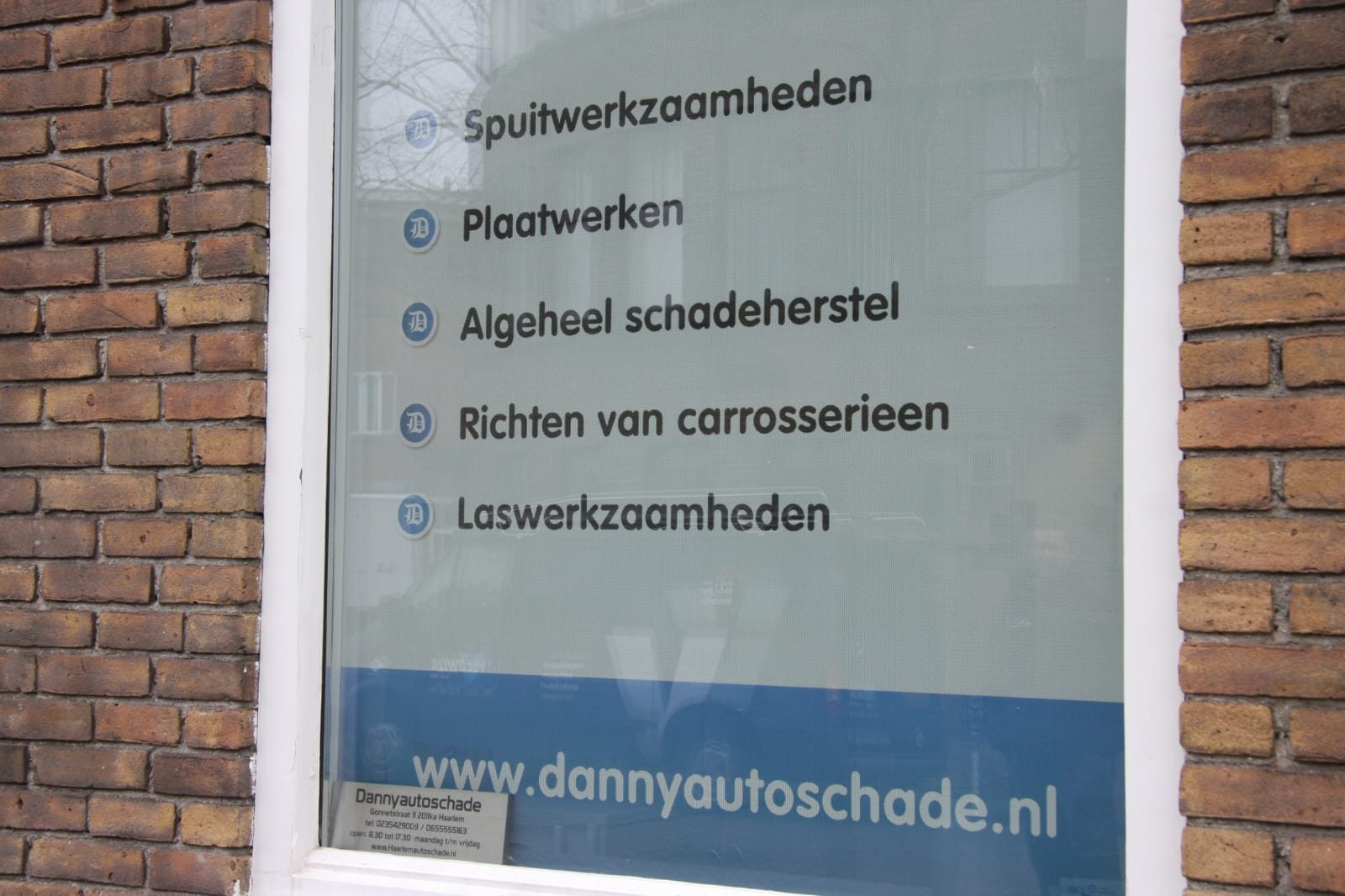 Diensten van Danny Autoschade: spuitwerk, plaatwerk, algeheel schadeherstel, richten van carrosserie en laswerk