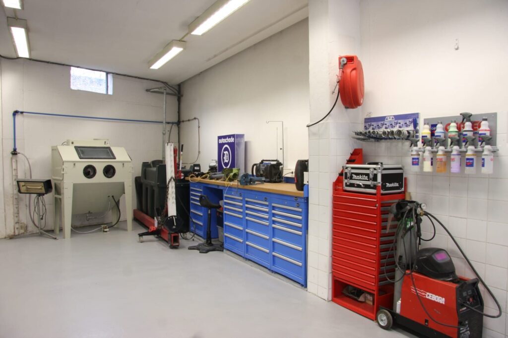 Gereedschap en straalcabine in de werkplaats van Danny Autoschade