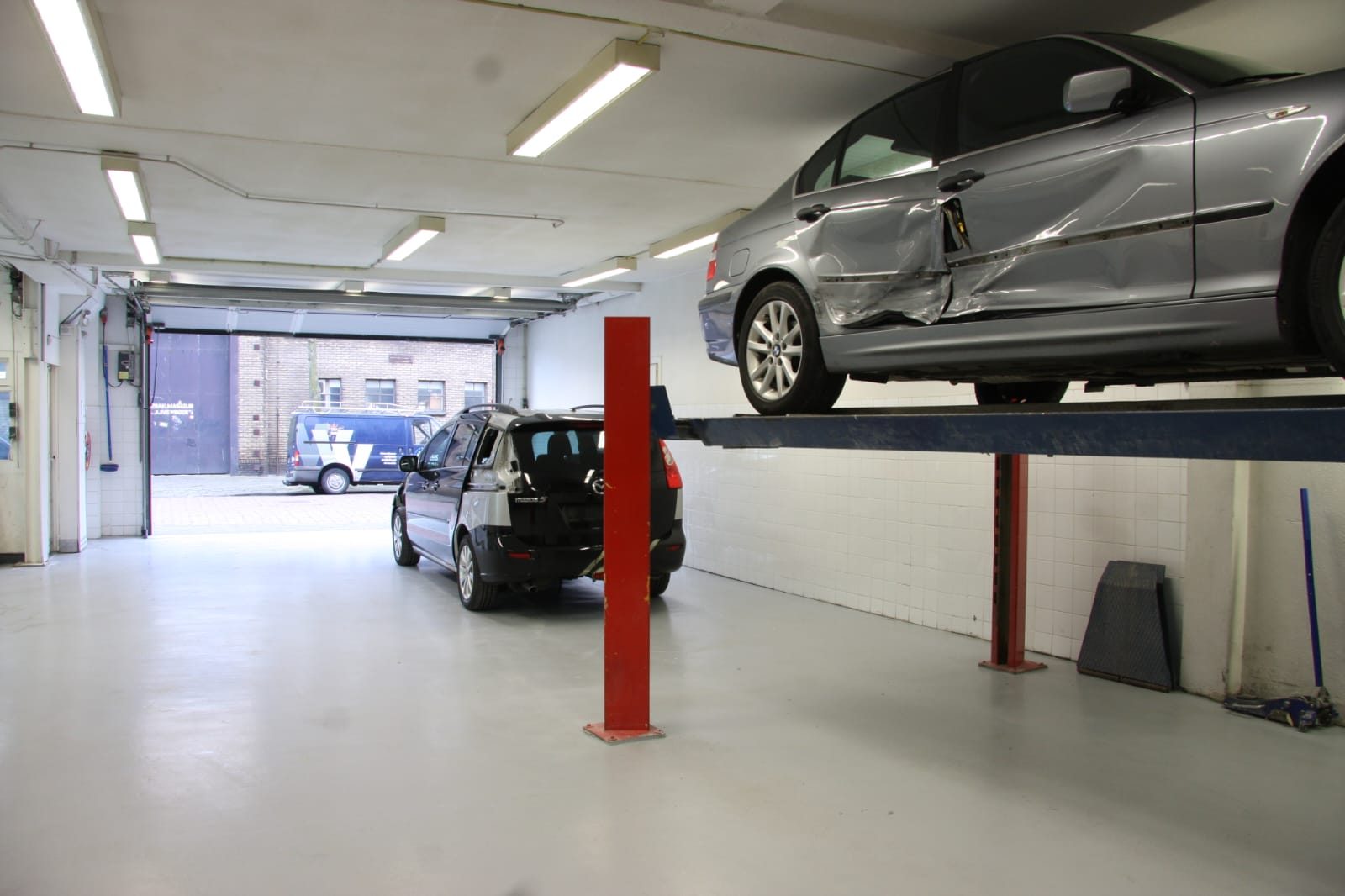 Auto op de hefbrug in de werkplaats van Danny Autoschade in Haarlem