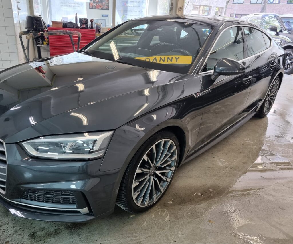 Donkergrijze Audi A5 Sportback, glanzend afgewerkt na frontschadeherstel bij Danny Autoschade in Haarlem