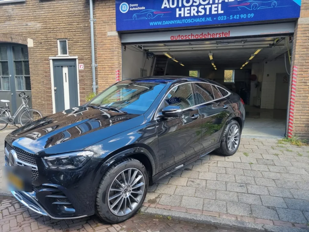 Zwarte Mercedes GLE Coupe voor het pand van Danny Autoschade aan de Gonnetstraat in Haarlem