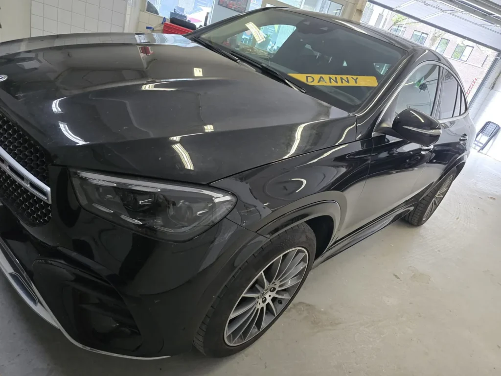 Zwarte Mercedes GLE Coupe glanzend afgewerkt na schadeherstel in de werkplaats van Danny Autoschade